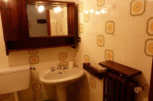 サウゼ・ドゥルクスにあるHouse Driade by Holiday Worldのバスルーム(洗面台、鏡付)