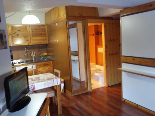 una pequeña cocina con lavabo y aseo en Appartamento Artuik, en Marilleva