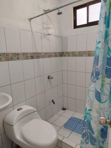 a bathroom with a toilet and a shower at El Gato de la Jungla in Lagunillas