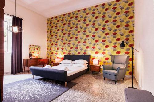 ローマにあるPeretti Rome Trastevere Homeのベッドルーム1室(ベッド1台、椅子付)