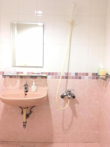 une salle de bain avec lavabo et douche dans l'établissement HFun Hotel, à Kaohsiung
