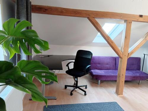 an office with a purple chair and a purple couch at Gästezimmer in Diedorf