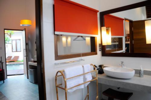 bagno con lavandino e specchio di Jali Resort - Gili Trawangan a Gili Trawangan