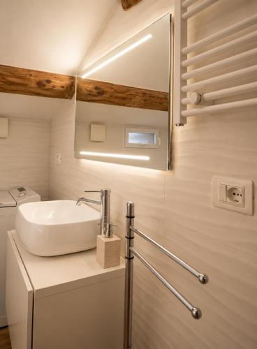 a bathroom with a sink and a mirror at Una Baita nel Centro di Pescara con Parcheggio Privato - Palazzo Carolina in Pescara