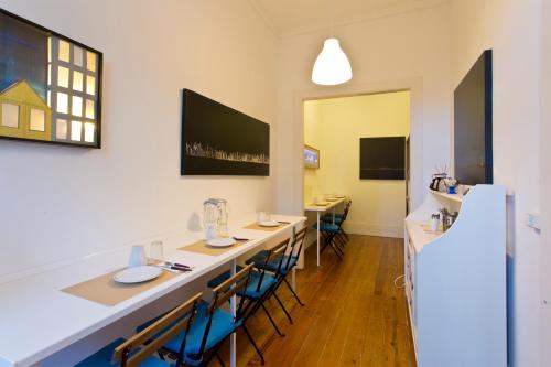 Μια τηλεόραση ή/και κέντρο ψυχαγωγίας στο Hostel Alegria