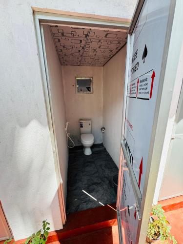 a small bathroom with a toilet in a room at Echo Point in Trincomalee