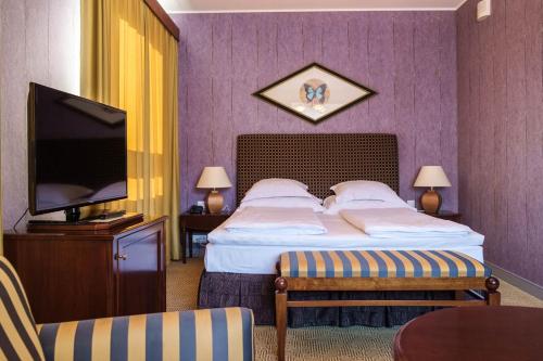 A bed or beds in a room at Grand Hotel Viljandi