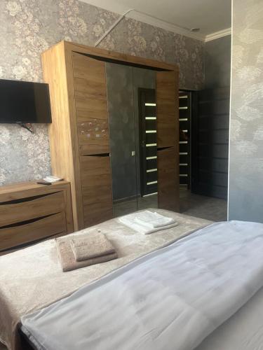 a bedroom with a large bed and a television at Veni Vedi in Vedi