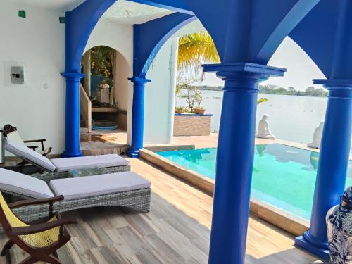 Hotel boutique River Blue tesisinde veya buraya yakın yüzme havuzu