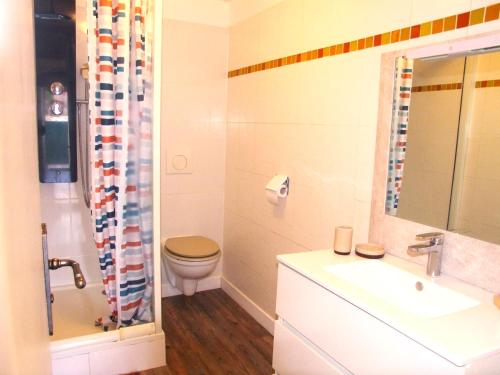 a bathroom with a toilet and a sink at Chez Béa in Pleumartin