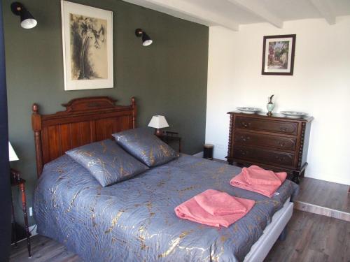 a bedroom with a bed with two towels on it at Chez Béa in Pleumartin