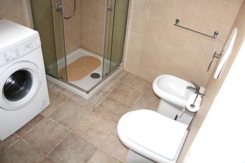 ein Badezimmer mit Toilette und Waschmaschine in der Unterkunft bilo giuggianello by salentolimit in Torre Lapillo