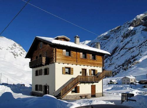 um edifício com neve no topo de uma montanha em Bait da Giusy em Livigno