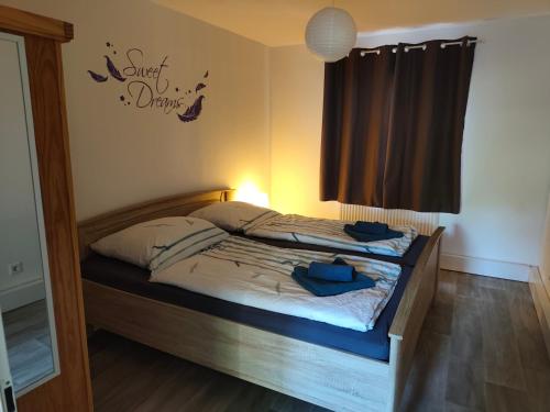 a bedroom with a bed with blue towels on it at tierfreundliche Ferienwohnung in Adamshoffnung