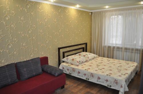 Tempat tidur dalam kamar di Apartment on Peace Avenue 84