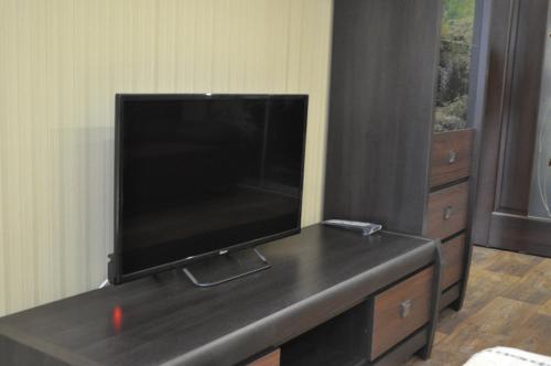 a flat screen tv sitting on top of a desk at Apartment on Peace Avenue 84 in Mariupol