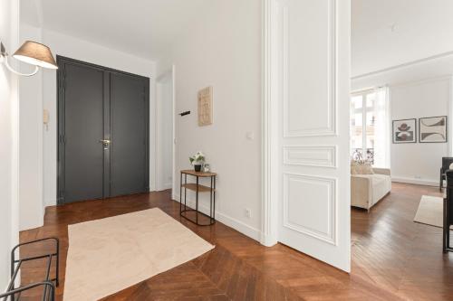 180m2 Haussmann 4BR 3 Bath Golden Triangle Champs Elysées & Opéra