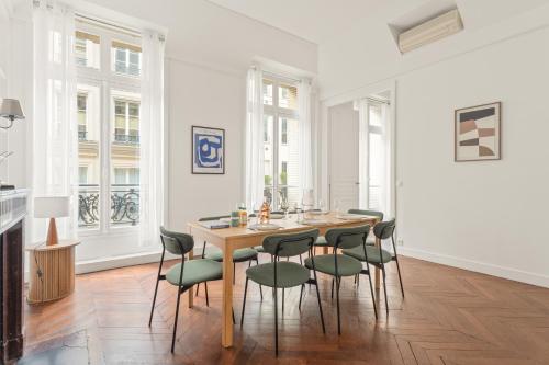 180m2 Haussmann 4BR 3 Bath Golden Triangle Champs Elysées & Opéra