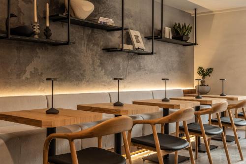 eine Reihe von Tischen und Stühlen in einem Restaurant in der Unterkunft Darya-J in Athen