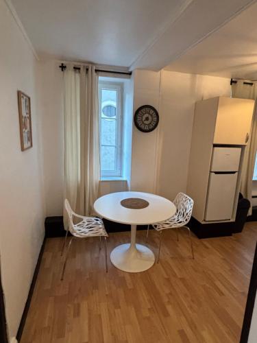 a white table and chairs in a room with a window at Domino in Vaucouleurs