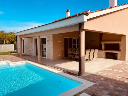 Villa near the beach with pool - TA Leut agency