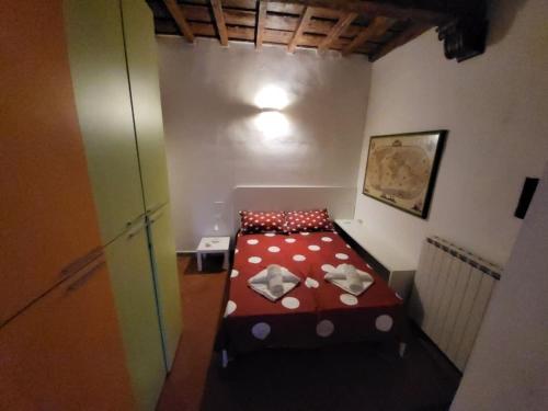 a small bedroom with a bed with a red and white blanket at Spacious 2BR with 2 Ensuite Baths in Florence in Florence