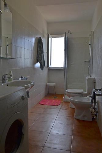 Bilik mandi di GF Apartments Li Seddi