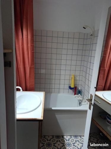 a bathroom with a tub and a sink and a bath tub at Appartement Vignec proche Saint-Lary in Vignec