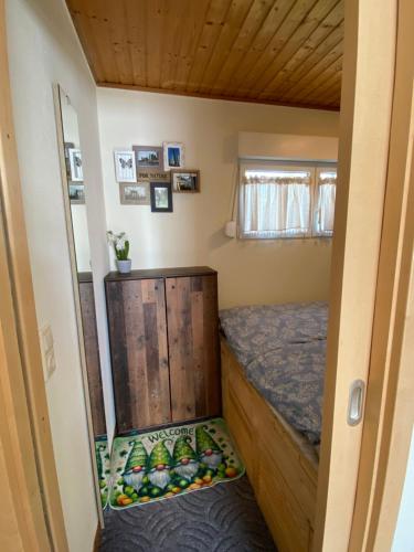a small bedroom with a bed in a tiny house at Haus Ferienglück in Zadelsdorf