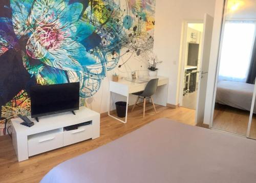 a bedroom with a bed and a wall with a mural at The Pearl in Vitry-sur-Seine