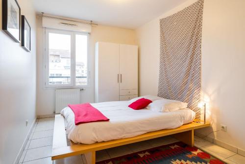 ヴィルールバンヌにあるMaisons Neuves/Montchatのベッドルーム1室(白いシーツ付きのベッド1台、窓付)