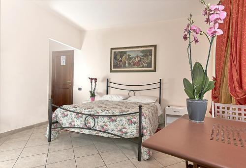 フォリーニョにあるIl Melogranoのベッドルーム(ベッド1台、テーブル付)