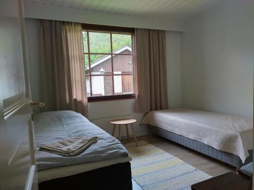 a bedroom with a twin bed and a window at Kuivasjärvi House in Oulu