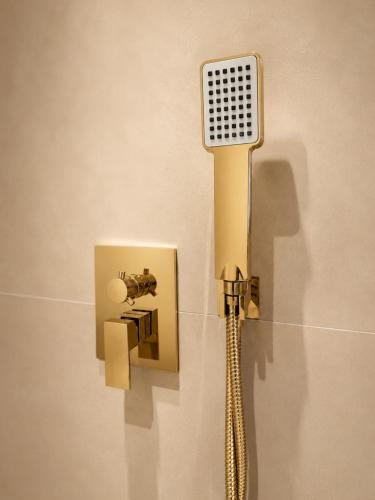eine wandmontierte Dusche mit einem Haartrockner an der Wand in der Unterkunft Blue Mill Resort, Sarande in Mesopotam