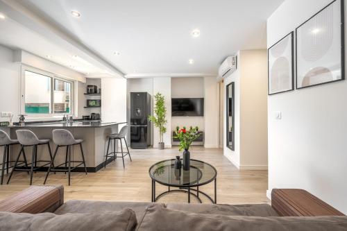 2BR, 2 Bath, AC Walk to Beaches & Cannes Center