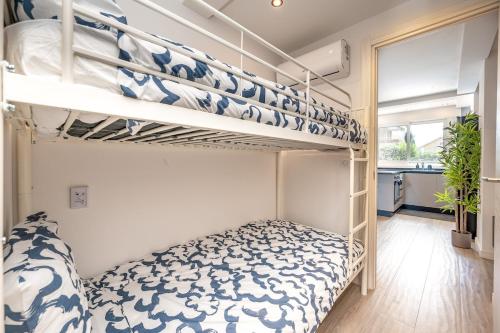 2BR, 2 Bath, AC Walk to Beaches & Cannes Center