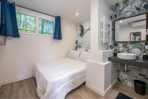 2BR, 2 Bath, AC Walk to Beaches & Cannes Center