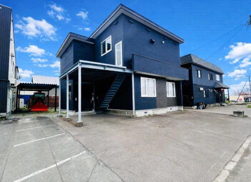 10-minute drive to Asahiyama Zoo, for up to 10 people, with parking lot