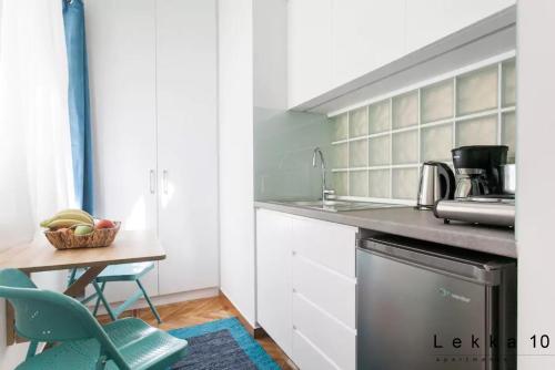 Кухня или мини-кухня в Lekka 10 Apartments
