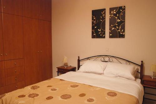 Кровать или кровати в номере Oreini Nafpaktia Houses