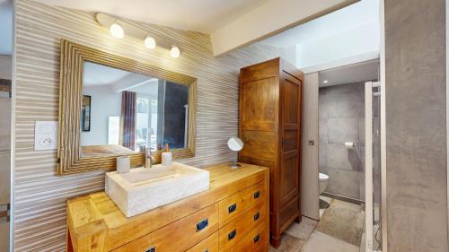 a bathroom with a sink and a mirror at Casa Dina in Sommières