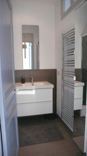 une salle de bain avec un lavabo et un miroir dans l'établissement Happy days, by Welcome to Cannes, à Cannes