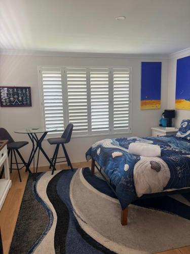 a bedroom with a bed and a table and chairs at a perfect weekend getaway in Rockingham