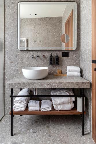 a bathroom with a sink and a mirror at Hotel Vapore in Torno