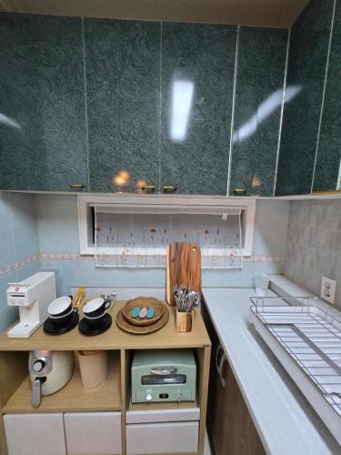a miniature kitchen with a counter top and a counter top at 홍쓰 오션뷰 in Hakch'ŏn-dong