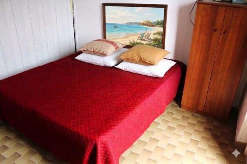 ein Schlafzimmer mit einem Bett mit einer roten Decke in der Unterkunft bilo giuggianello by salentolimit in Torre Lapillo