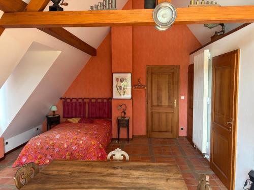 a bedroom with a bed and an attic at Relais Équestre du Neufeld - Suite ÉTÉ in Oberhaslach