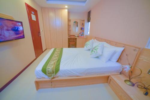 ein kleines Schlafzimmer mit einem Bett in einem Zimmer in der Unterkunft Hathaa Beach Maldives in Hulhumale