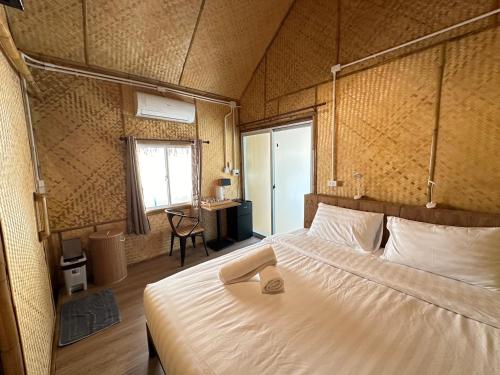 a bedroom with a large bed in a room at Baan Bamboo Koh Tao in Ko Tao