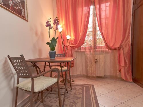 tavolo e sedie in una stanza con finestra di Il Melograno a Foligno